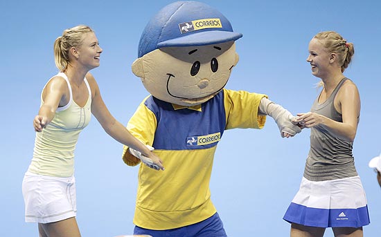 Maria Sharapova e Caroline Wozniacki dançam com mascote dos Correios