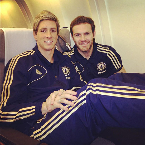 Fernando Torres (esq.) e Juan Mata dentro do avio rumo ao Mundial de Clubes
