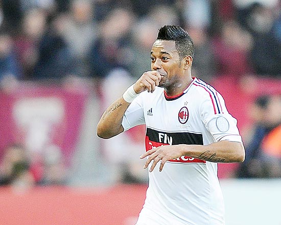 Robinho comemora gol marcado na vitria do Milan sobre o Torino