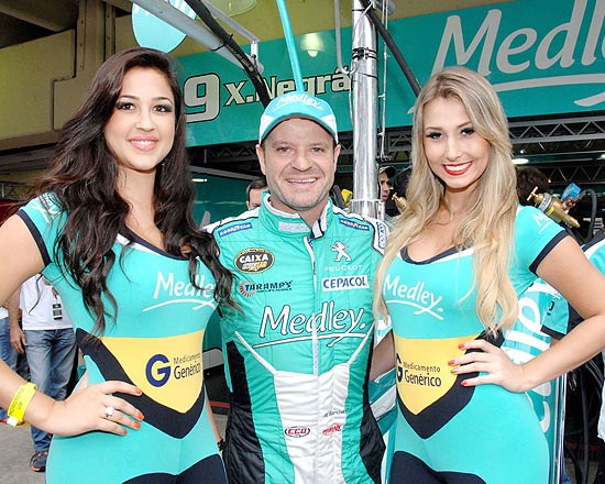 Grid girls posam para foto com Barrichello que foi elogiado por colegas da Stock Car