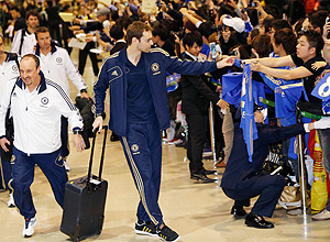 Petr Cech (dir.),ao lado dO técnico Rafa Benítez(esq.), na chegada do Chelsea ao Japão