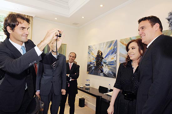 Em visita  Argentina, o suo Roger Federer tira foto da presidente Cristina Kirchner