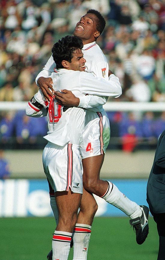 Ra e Ronaldo comemoram ttulo do Mundial de Clubes, em 1992, em Tquio