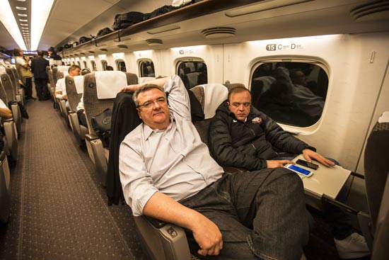 O presidente Mário Gobbi e os jogadores do Corinthians no trem-bala rumo a Yokohama