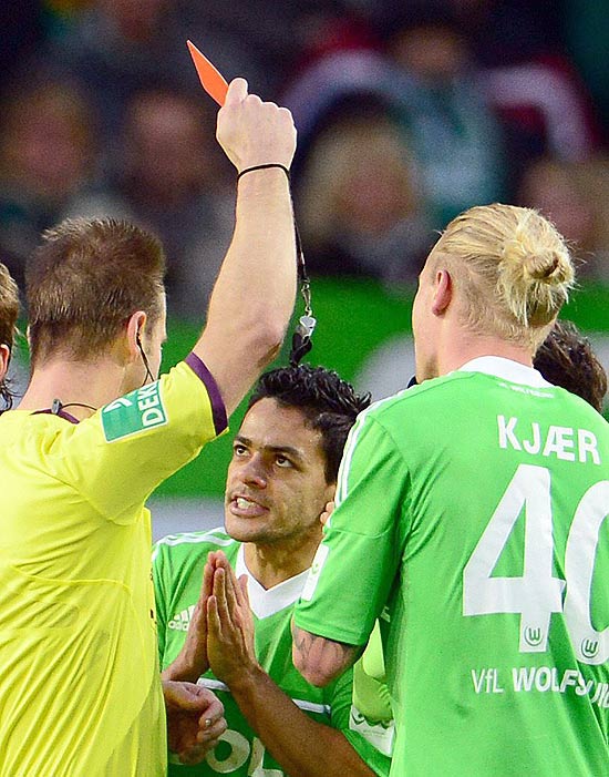 O volante Josué leva o vermelho em jogo do Wolfsburg; jogador vai jogar no Atlético-MG