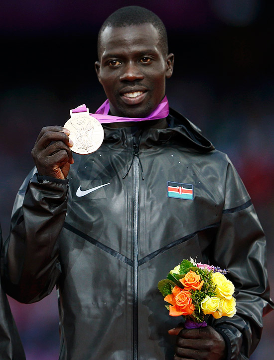 Abel Kiprop Mutai no terceiro lugar do pódio dos 3.000 m com obstáculos, nos Jogos Olímpicos de Londres