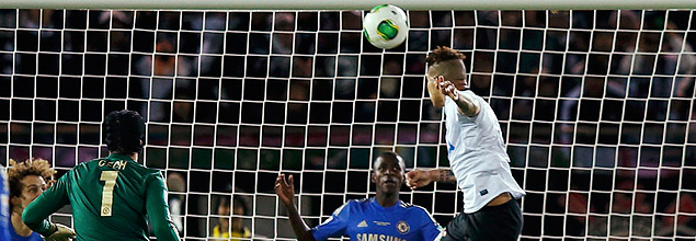 Guerrero marca o gol do título do Corinthians contra o Chelsea no Japão