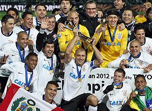 Jogadores do Corinthians celebram o bicampeonato no Mundial de Clubes Fifa,neste domingo, no Japo