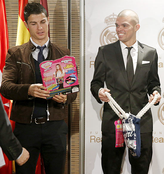 Cristiano Ronaldo e Pepe participam de entrega de presentes em campanha promovida pela Fundação Real Madrid