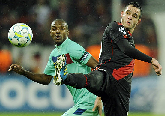 Renato Augusto (dir.) durante jogo do Bayer Leverkusen contra o Barcelona, pela Copa dos Campeões