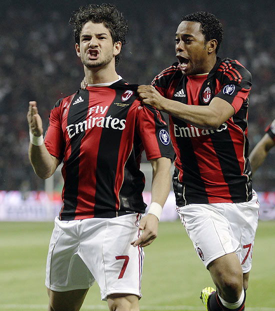 Pato (esq.) e Robinho comemoram gol do Milan em jogo pelo Campeonato Italiano