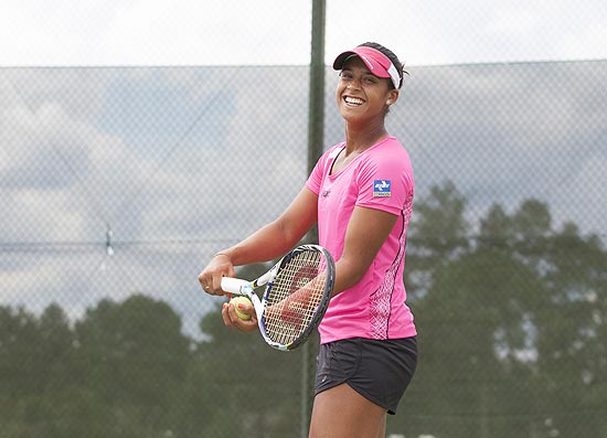 Teliana Pereira, número 1 do ranking brasileiro, durante treino em Curitiba