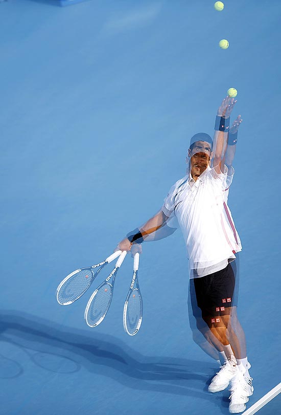 O sérvio Novak Djokovic saca na vitória sobre David Ferrer em Abu Dhabi