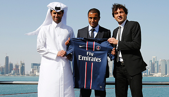 Lucas posa para fotos ao lado de Leonardo e do presidente do Paris Saint-Germain, Nasser Al-Khelaifi