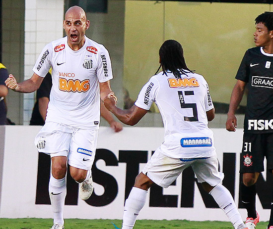Bruno Rodrigo comemora o terceiro gol do Santos contra o Corinthians