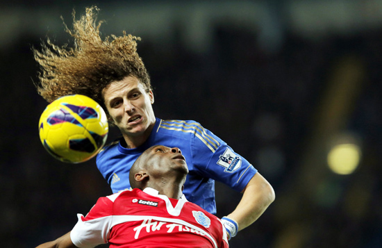 David Luiz em disputa de bola com Stephane Mbia no Campeonato Inglês