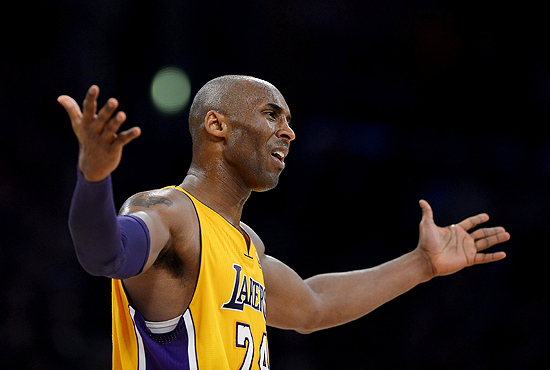 Kobe Bryant reclama durante derrota dos Lakers ante os Sixers na Califrnia, pela NBA