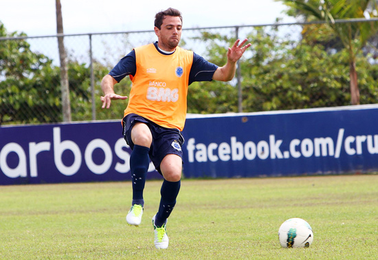 O meia argentino Montillo participa de treino do Cruzeiro