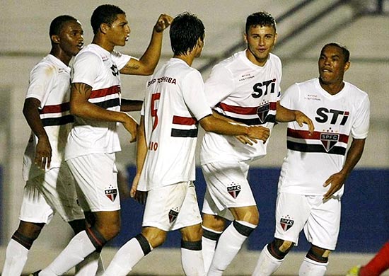 So-paulinos comemoram gol ante o Unio Rondonpolis na largada do tradicional torneio