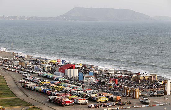 Veículos do Rali Dacar estacionados no litoral de Lima, no Peru