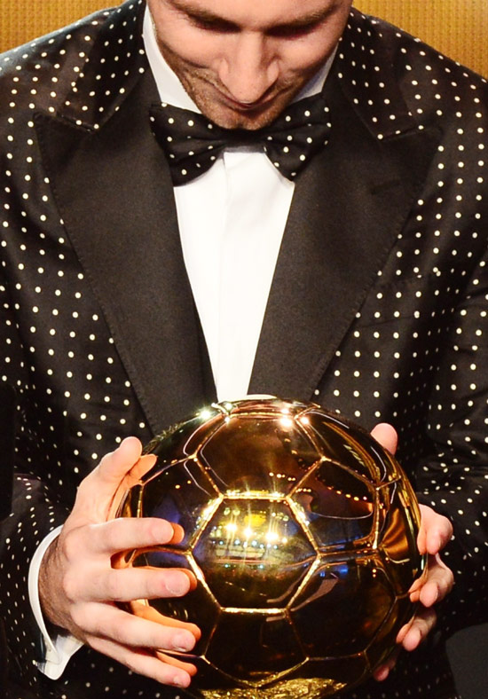 Messi e seu conhecido terno usado na Bola de Ouro de 2013