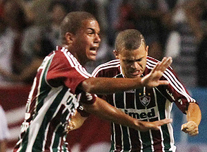 O lateral Thiago Carleto festeja gol pelo Fluminense