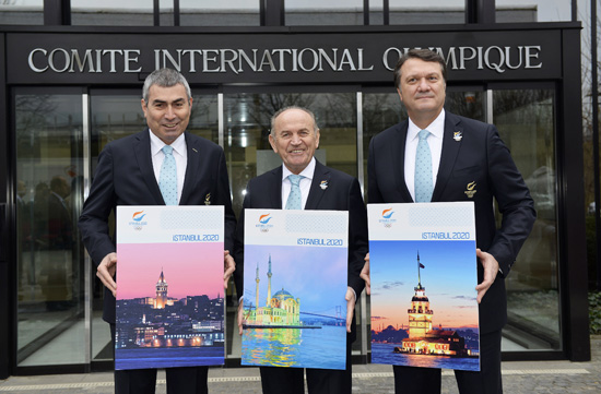 Membros da candidatura de Istambul apresentam documentos ao Comitê Olímpico Internacional