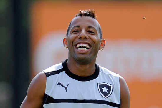 O meia-atacante Vitor Junior durante treino do Botafogo, em julho do ano passado