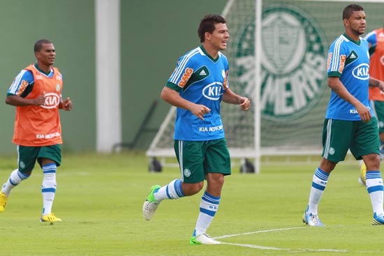 O lateral direito Ayrton participa de treino no Palmeiras