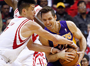 Lin tenta roubar a bola de Nash (Richard Carson - 8.jan.2013/Reuters)