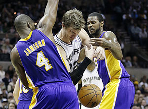 Tiago Splitter, dos Spurs, na partida contra os Lakers (Eric Gay/Associated Press)