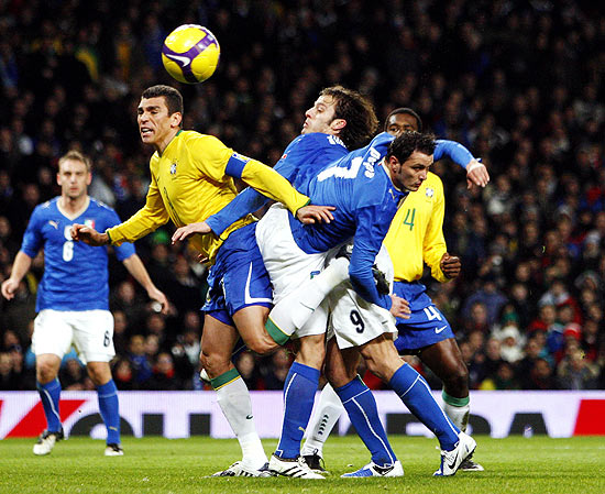 Brasil e Itália em amistoso disputado em 2009, em Londres, na Inglaterra