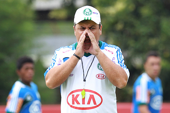 Gilson Kleina comanda treino no CT do Palmeiras