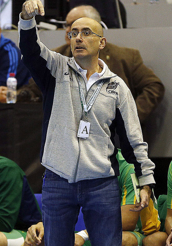 Treinador Jordi Ribera d instrues aos jogadores da seleo brasileira em jogo contra a Argentina