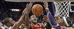 Waiters (centro) tenta uma cesta contra os Lakers (Mark J. Terrill/Associated Press)