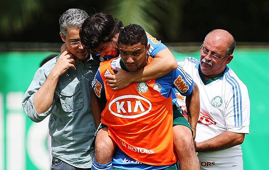 Valdivia deixa treino carregado pelo zagueiro Maurcio Ramos ao lado do mdico Otavio Vilhena (esq.) e o massagista Lica