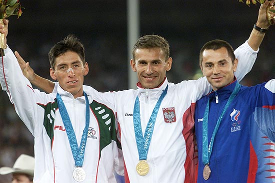 No Hernndez ( esquerda) no pdio olmpico em Sydney com o polons Robert Korzeniowski (ouro) e o russo Vladimir Andreyev (bronze)