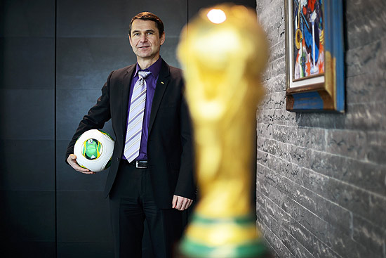 O diretor de segurança da Fifa, Ralf Mutschke, e o troféu da Copa do Mundo 