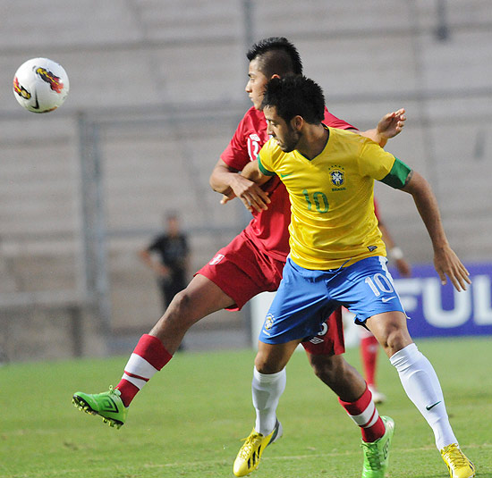 ORG XMIT: EDB115 Brazil's Felipe Anderson, right, vies for the ball with Peru's Diego Chavez during a U-20 South American soccer championship match in San Juan, Argentina, Friday, Jan. 18, 2013. (AP Photo/Marcos Garcia)