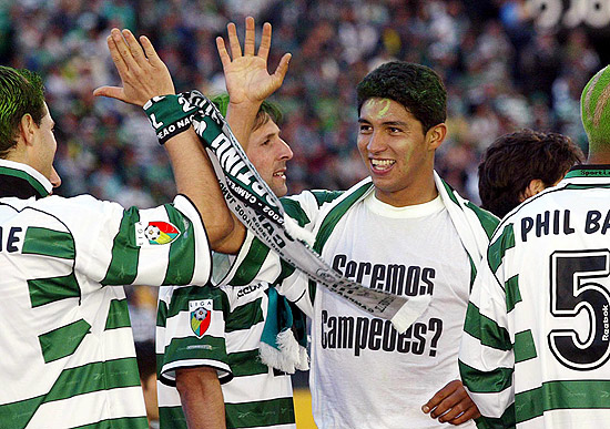 O atacante Jardel comemora ttulo do Campeonato Portugus, pelo Sporting, em 2002