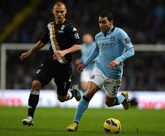 Steve Sidwell, do Fullham, marca o argentino Carlos Tevez, do Manchester City