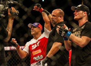 Vtor Belfort  declarado vencedor aps luta contra Michael Bisping pelo UFC em So Paulo