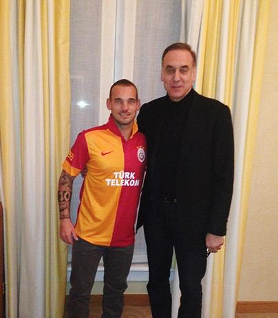 Sneijder veste camisa do Galatasaray ao lado do presidente do clube, Unal Aysal