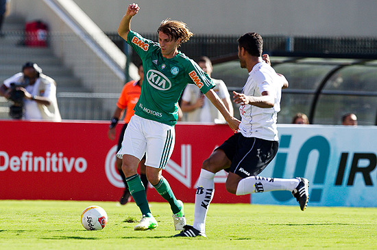 Henrique (esq.) durante jogo entre Palmeiras x Bragantino