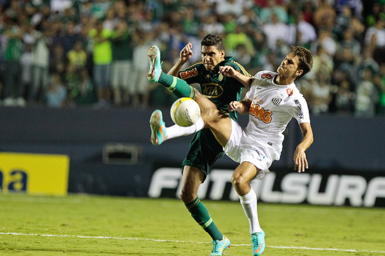 Jogadores de Palmeiras e Santos durante a semifinal da Copa So Paulo, em Barueri
