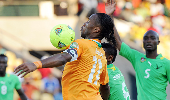 O atacante Didier Drogba, de Costa do Marfim, domina a bola no jogo contra Togo