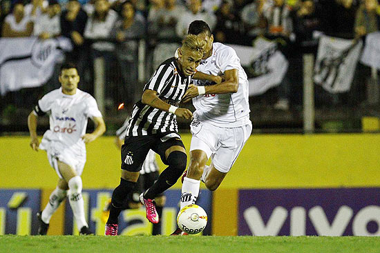 Neymar tenta escapar da marcao durante jogo do Santos pelo Paulista