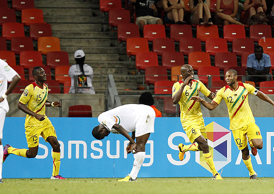 Seydou Keita (dir.) comemora gol do Mali contra Nger pela Copa Africana de Naes, em Port Elizabeth (frica do Sul)