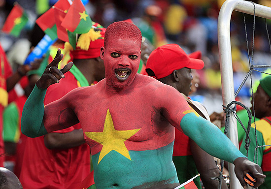 Torcedor de Burkina Faso faz festa na arquibancada durante jogo contra Zmbia