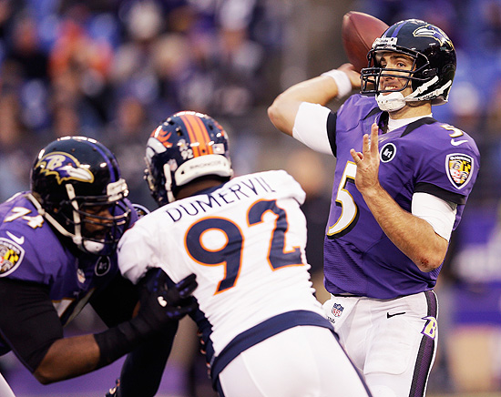 Michael Oher (esq.), do Baltimore Ravens, tenta proteger o seu quarterback, Joe Flacco